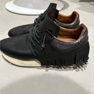 Esseutesse Stylish Black Leather Women’s Sneaker with Fringe 39